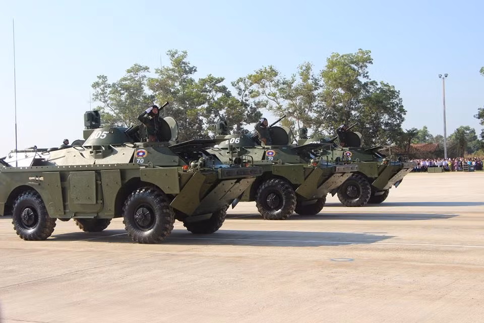 Xe trinh sát bọc thép BRDM-2 của Lục quân Lào, với gói nâng cấp giáp bảo vệ và hệ thống trinh sát quang điện tử mới tham gia duyệt binh tại Phonhong. Nguồn ảnh: Lao National Radio.