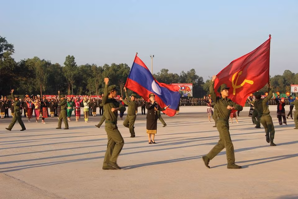 Mãn nhãn lễ duyệt binh kỷ niệm 70 năm thành lập QĐND Lào Man nhan le duyet binh ky niem 70 nam thanh lap QDND Lao
