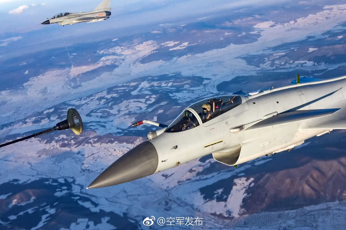 Nếu cả hai nước trên đồng ý mua J-10C, điều đó có nghĩa Tập đoàn Thành Đô sẽ có được hợp đồng xuất khẩu ít nhất 24 chiếc J-10 mới (2 phi đội) cho cả hai hợp đồng. Ở thời điểm hiện tại phía Thành Đô lẫn chính phủ Bangladesh và Lào vẫn chưa lên tiếng xác thực về thông tin này. Nguồn ảnh: Sina.