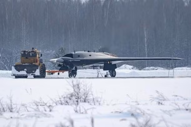 Theo đó bề ngoài của Okhotnik-B trông khá giống hai mẫu máy bay không người lái (UAV) khác của Mỹ là X-47B hoặc X-45C với thiết kế cánh liền thân. Tuy nhiên, kiểu thiết kế này đã trở nên quá phổ biến và không chỉ có Mỹ mà nhiều quốc gia khác trên thế giới đều đã sử dụng trong chế tạo UAV. Nguồn ảnh: fighter_bomber.