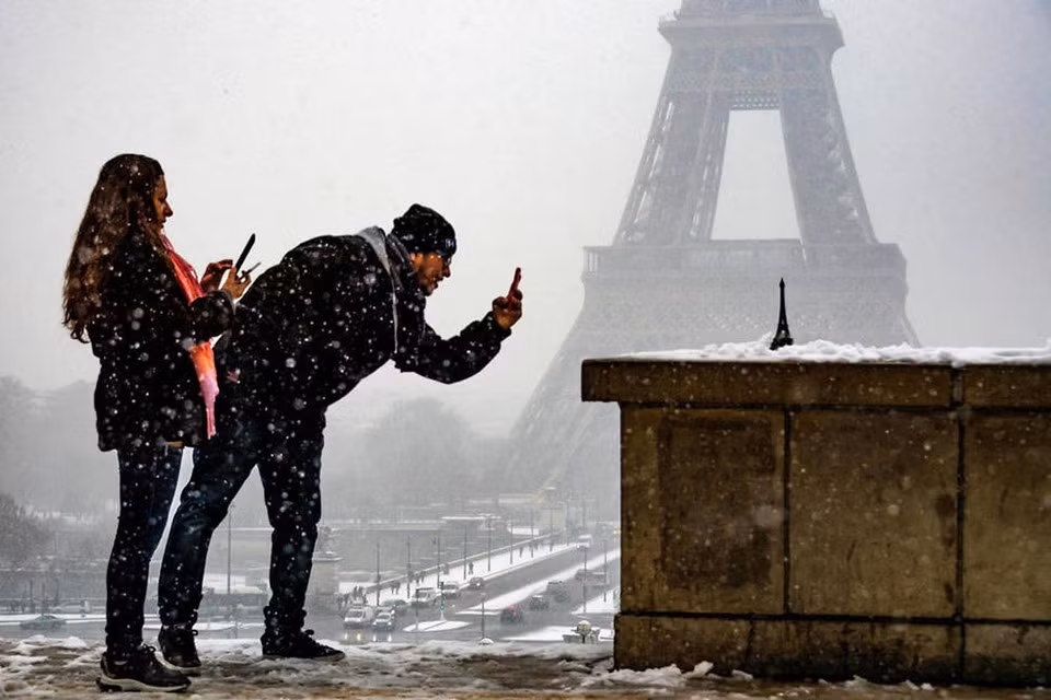 Ke lang man, nguoi co han giua bao tuyet o Paris