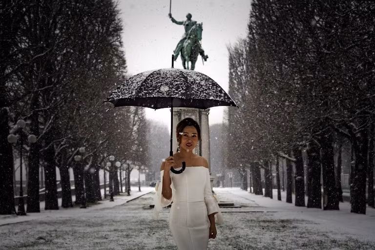 Cô dâu tạo dáng dưới tuyết trong buổi chụp hình ở thủ đô Paris. Ít nhất một con đường lớn ở phía tây nam thủ đô của Pháp đã bị đóng cửa trong vài giờ sau khi những cơn mưa mang theo tuyết dày vài cm.