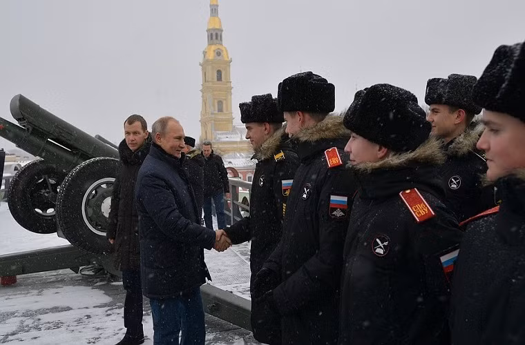 "Chúng ta đều đã từng là những người lính pháo binh” - ông Putin trò chuyện với các thiếu sinh quân – trường Suvorov. Nguồn ảnh: TASS.
