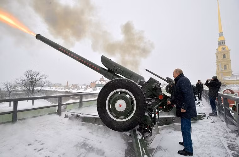 Tuy nhiên, Tổng thống Putin thành thật chia sẻ rằng ông chưa từng bắn pháo một lần nào. Tổng thống Nga cũng không nói rõ thêm bối cảnh của sự việc này. Trong ảnh là Tổng thống Putin khai hỏa khẩu pháo D-30 tại pháo đài Petropavlov. Nguồn ảnh: Điện Kremlin. Nguồn ảnh: TASS.
