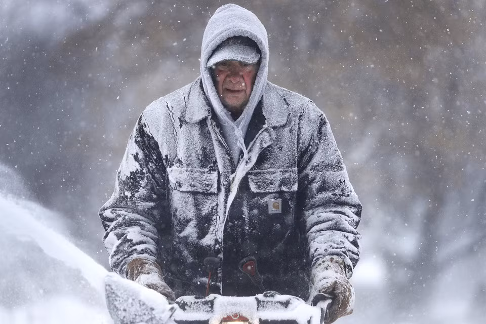 Gary Verstegen dọn tuyết trên vỉa hè trong cơn bão tuyết ở Wisconsin ngày 28/1. Hàng trăm trường công lập ở các bang từ North Dakota, Missouri tới Michigan đã đóng cửa ngày 29/1 và 30/1. Đây không phải là một quyết định dễ dàng. “Nhiều học sinh có cả cha mẹ đều đi làm, và để chúng ở nhà có nghĩa chúng sẽ không có ai quản lý. Thậm chí với các em từ nhà có thu nhập thấp, bữa trưa của các em ở trường có thể chính là bữa ăn đầy đủ dinh dưỡng nhất của các em”, ông Josh Collins, đại diện Sở Giáo dục bang Minnesota, trả lời New York Times. Ảnh: AP.