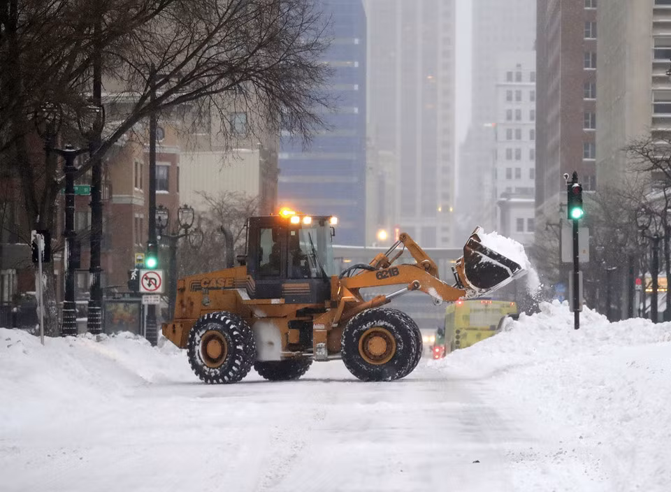 Xe đào tuyết đang dọn tuyết trên đại lộ West Wisconsin Avenue ở Milwaukee, bang Wisconsin ngày 28/1. Ảnh: AP.