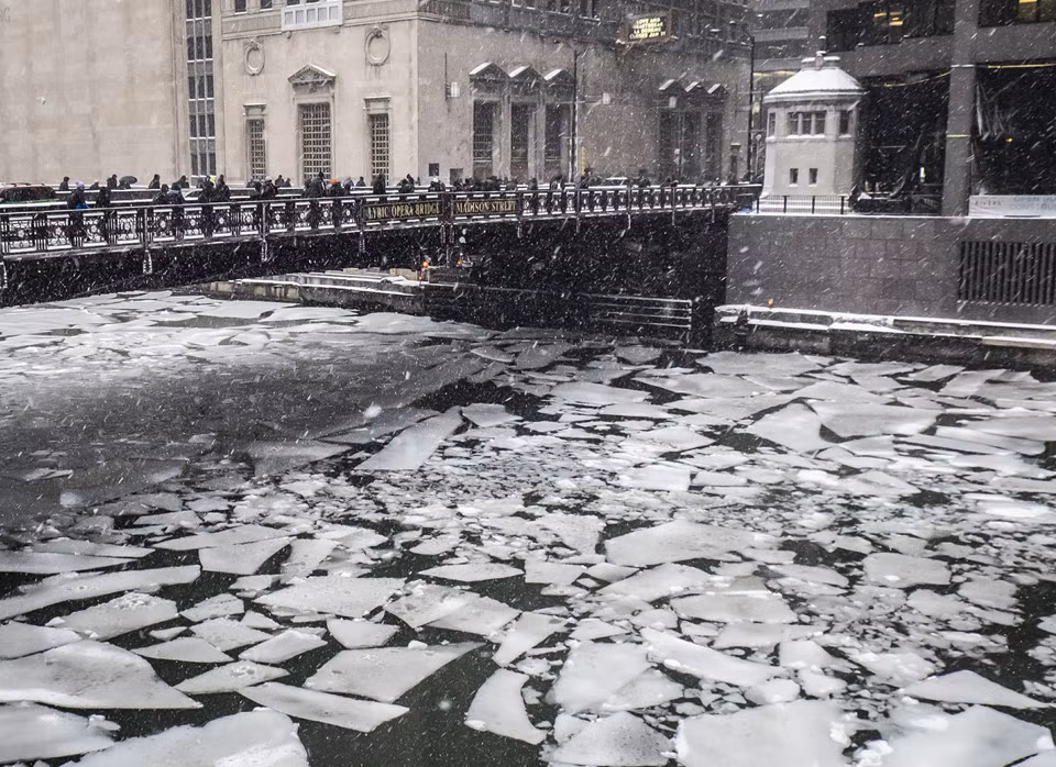 Nước đóng băng trôi trên Sông Chicago ở Chicago, ngày 28/1. Đợt giá rét sâu và bất thường này được cho là do sự ấm lên đột ngột ở Bắc Cực. Một khối không khí ấm từ đợt nóng bất thường ở quốc gia Bắc Phi Morocco vào tháng trước khiến nhiệt độ không khí ở Bắc Cực vốn rất lạnh tăng đột biến. Điều này khiến xoáy cực (vùng áp suất thấp ở tầng trên cao nằm gần cực của Trái đất) ở Bắc Cực bị tách ra và di chuyển tự do, theo Judah Cohen, chuyên gia về bão mùa đông cho công ty Atmospheric Environmental Research. Một trong những xoáy cực nhỏ đã tạo nên đợt lạnh sâu này trên toàn vùng Trung Tây nước Mỹ. Ảnh: AP.