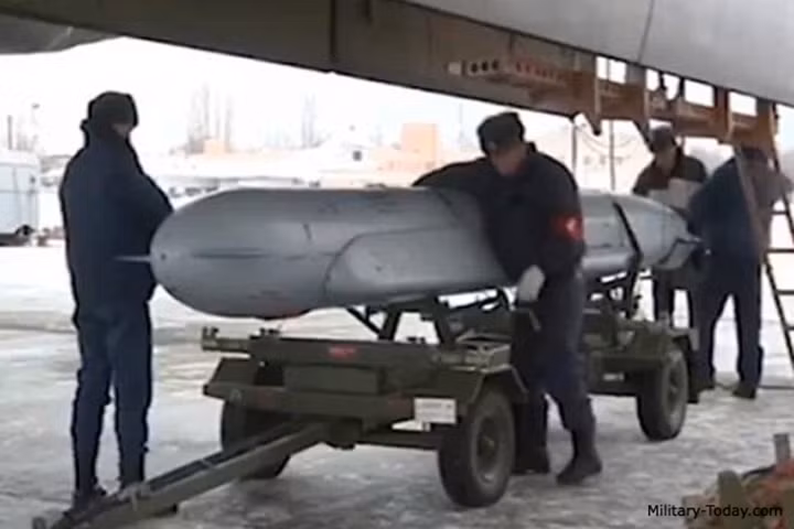 Mẫu Kh-555 cũng được lắp đầu nổ mạnh nặng 410 kg, bên cạnh tùy chọn đầu đạn hạt nhân. Ảnh: Military-Today.