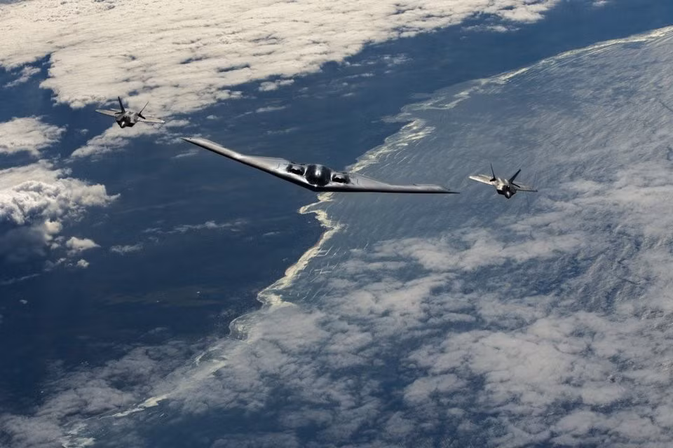 B-2 sẽ kết hợp với các tiêm kích F-22 Raptor thuộc phi đoàn 145, Không quân Vệ binh Quốc gia đóng quân tại Hawaii, tạo nên bộ đôi song sát không có đối thủ trên thế giới. Sự xuất hiện của bộ đôi chiến đấu cơ mạnh nhất hành tinh ở châu Á được đánh giá là tín hiệu trấn an các đồng minh của Mỹ trong khu vực, cũng như cảnh báo các đối thủ chiến lược về sức mạnh tuyệt đối của Không quân Mỹ.
