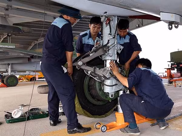 Kiểm tra kỹ thuật của máy bay trước ban bay.