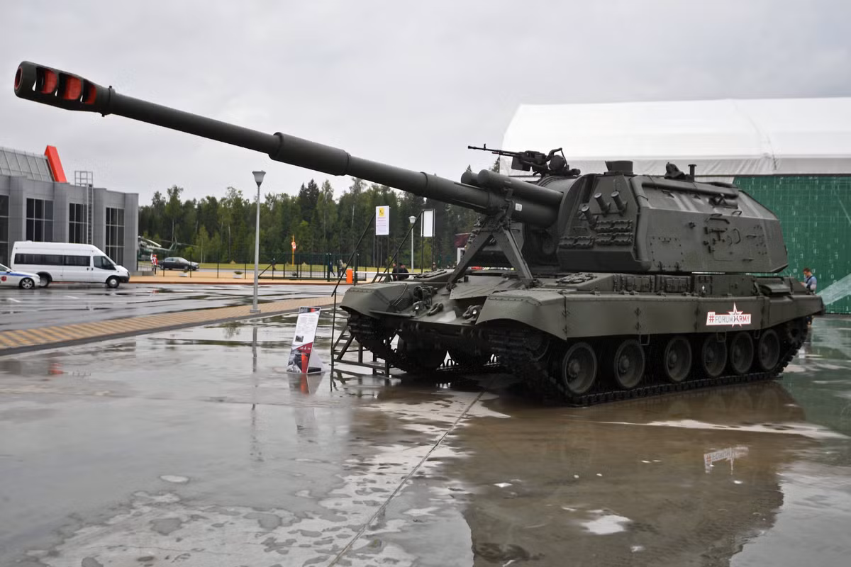 2S19 Msta-S (NATO gọi bằng tên định danh M1990) là tổ hợp pháo tự hành gắn trên khung gầm bánh xích do Liên Xô và sau này là Nga phát triển và chế tạo. Msta-S là sản phẩm của Cục thiết kế UZTM, nó dựa trên khung gầm xe tăng T-80 và động cơ diesel V-84MS 840 mã lực của xe tăng T-72. Nguồn ảnh: Military Factory.