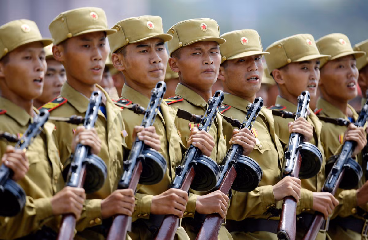 Nhiều sử gia cũng đánh giá, PPSh-41 là khẩu tiểu liên tốt bậc nhất thế giới trong Thế chiến thứ 2. Nó là tổng hòa của các đặc điểm như rẻ tiền, dễ dùng, hiệu quả cao và không đòi hỏi bảo dưỡng cầu kỳ. Nguồn ảnh: KCNA.
