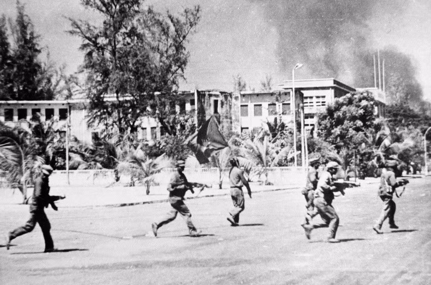 Trưa 7/1/1979, quân đội Cách mạng Campuchia cùng quân tình nguyện Việt Nam tiến vào giải phóng Phnom Penh. (Nguồn: TTXVN)
