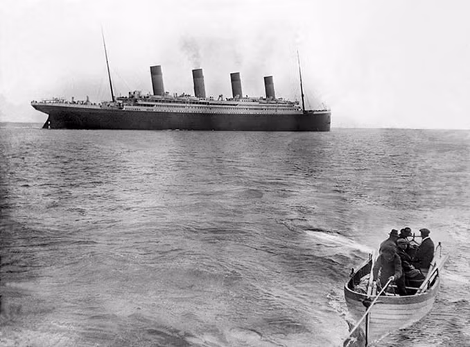 Đây là một trong những bức ảnh cuối cùng của con tàu Titanic trước khi va vào một tảng băng và chìm xuống biển ngày 15/4/1912. Con tàu này ước tính có khoảng 2.224 hành khách và thủy thủ đoàn nhưng 1.500 người trong số đó đã thiệt mạng.