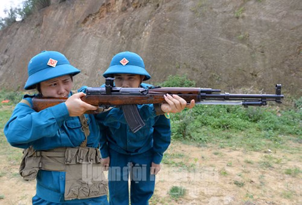 Ở thời điểm hiện tại, K-63 đã bị Quân đội ta loại biên hoàn toàn và phục vụ với với vai trò vũ khí dự bị. Dòng súng bộ binh này hiện chỉ còn phục vụ trực tiếp trong lực lượng dân quân tự vệ bên cạnh các dòng súng trường khác như AR-15, M-16, CKC và AK-47. Nguồn ảnh: QĐND.