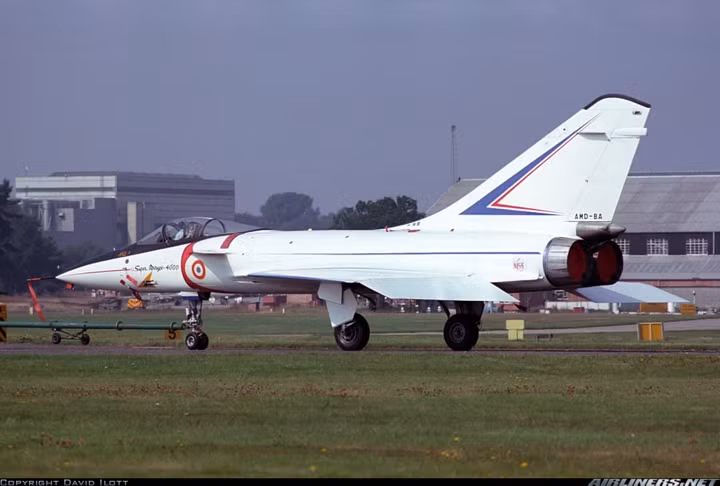Sự thất bại của Dassault Mirage 4000 không bởi vấn đề của kỹ thuật và công nghệ, mà đến từ sự biến động của thị phần của Dassault. Pháp không quan tâm tới dự án, Iran phát sinh cuộc Cách mạng 1979, Saudi Arabia chọn máy bay đa dụng F-15. (Ảnh Airlines)