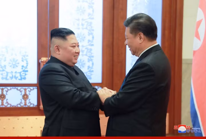 Hai nhà lãnh đạo dành cho nhau cái bắt tay rất thân tình.