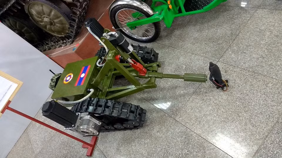 Việc Quân đội Lào tự phát triển các mẫu robot rà phá bom mìn được xem là phù hợp với yêu cầu nhiệm vụ của lực lượng này hiện tại, khi Lào hiện vẫn là một trong những quốc gia có mật độ “ô nhiễm” về bom mìn nhiều nhất thế giới. Và phải mất rất nhiều năm nữa Viêng Chăn mới có thể khắc phục một phần nào đó các khu vực bị ô nhiễm bom mìn còn xót lại sau chiến tranh. Nguồn ảnh: Lao-Army.
