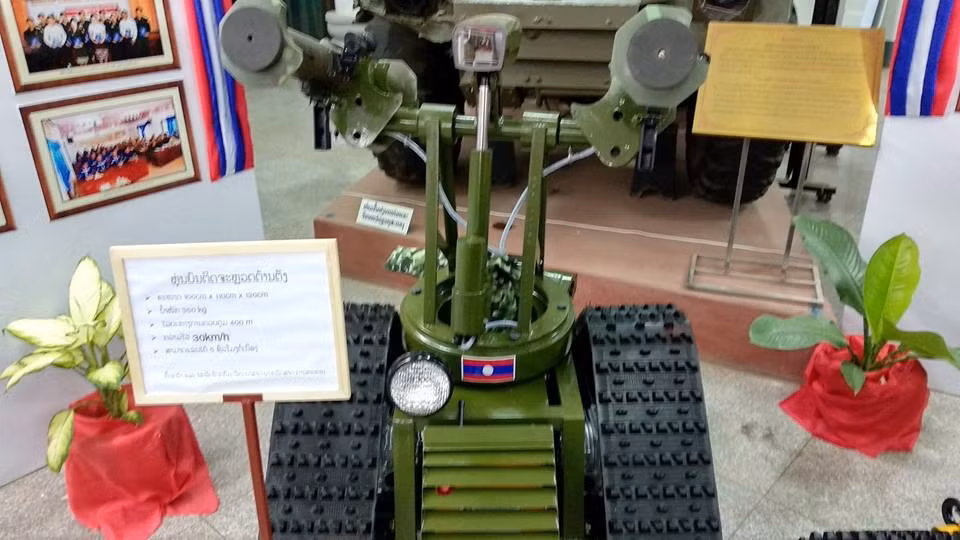 Nhìn chung các mẫu robot trên của Lào đều đang trong giai đoạn phát triển và chưa thực sự hoàn thiện, tuy nhiên đây cũng là một nỗ lực đáng được ghi nhận của ngành công nghiệp quốc phòng “non trẻ” của Lào hiện tại. Hy vọng trong tương lai Quân đội Lào có thể tiếp tục hoàn thiện các mẫu robot này và đưa vào trang bị. Nguồn ảnh: Lao-Army.