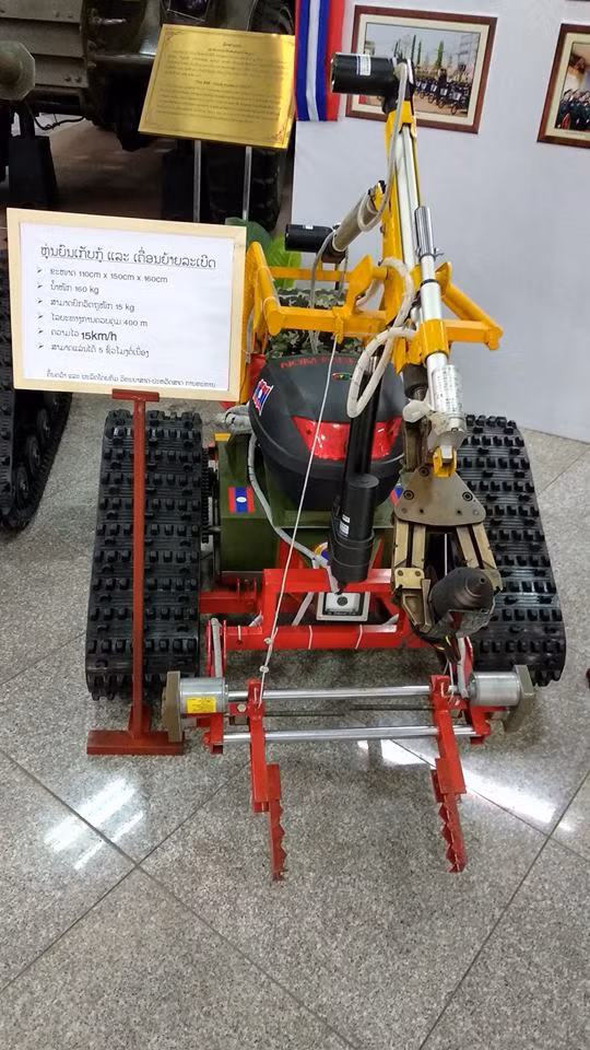 Thiết kế các loại robot rà phá bom mìn của Lào đa phần khá đơn giản, sử dụng khung gầm bánh xích có khả năng di chuyển trên nhiều loại địa hình khác nhau. Dĩ nhiên chúng được thiết kế để vận hành từ xa nhằm bảo vệ tối đa cho kíp vận hành. Nguồn ảnh: Lao-Army.