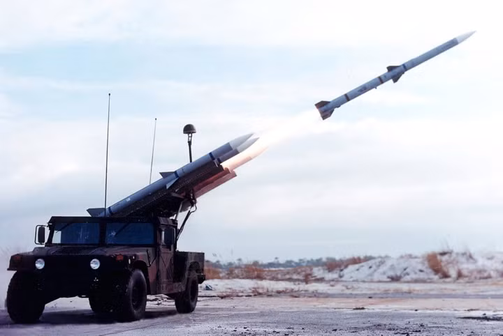 AIM-120 được trang bị đầu đạn nổ phá mảnh nặng 22,7kg với phiên bản A/B và rút xuống còn 18,1kg với phiên bản C. Ảnh: Military-Today.