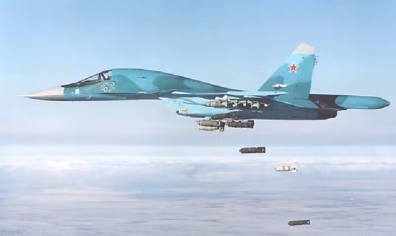Đồng thời, họ pháo kích vào lực lượng tiếp viện của Ukraine đang đóng tại làng Leonidovo và sử dụng máy bay để ném bom chính xác vào các trang thiết bị của quân Ukraine tập trung tại làng Alexandrovka, ngăn cản quân tiếp viện Ukraine tiếp tục tiến công về phía làng Novoivanovka. Ảnh: Russian MoD.