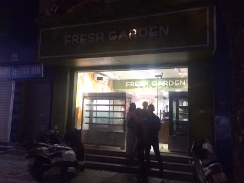Nu nhan vien tiem banh ngot dang di nga guc xuong dat tu vong
