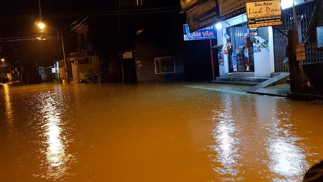 Lu chong lu tai Quang Ngai, nuoc song lai dang o Hue