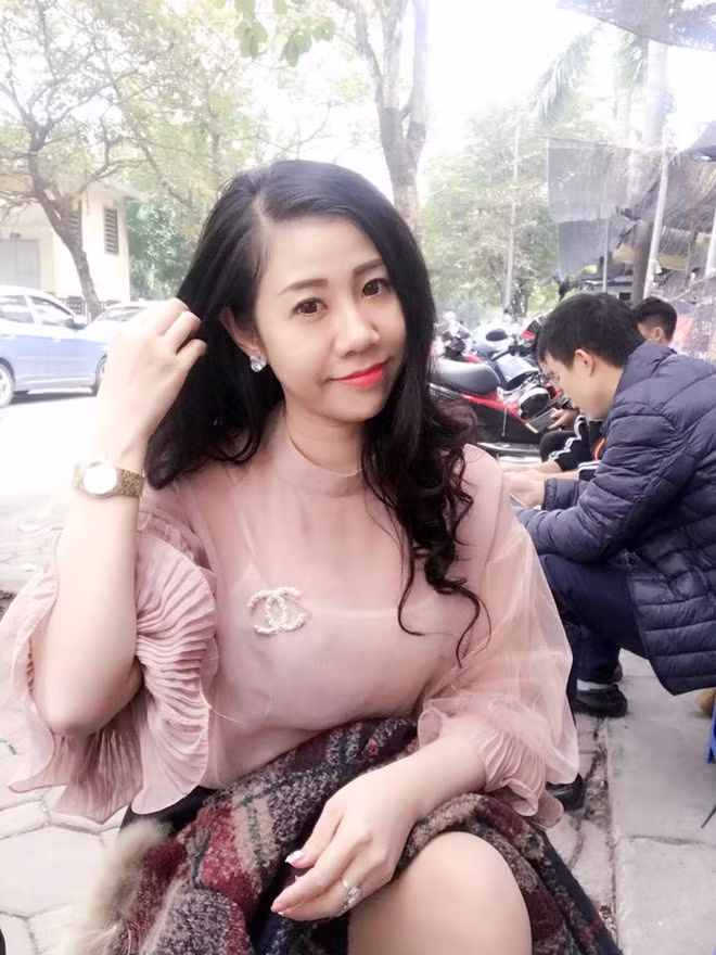 “Tham gia Thách thức danh hài mình cảm thấy vô cùng hạnh phúc vì lần đầu tiên được đứng trên sân khấu lớn đến vậy. Và niềm hạnh phúc lớn nhất là tiết mục đã đem lại tiếng cười cho khán giả. Còn mọi ý kiến của mọi người mình đều tôn trọng”, Bích Ngọc nói. Chia sẻ về mối quan hệ tay ba gây tranh cãi, Bích Ngọc chỉ nói ngắn gọn: “Đối với mình, không yêu thì có thể làm bạn nên việc đi thi cùng nhau là chuyện rất bình thường. Tất cả mọi mối quan hệ muốn lâu bền phải dựa trên tự tôn trọng”. Khi được hỏi, mối quan hệ thật sự giữa ba người và việc cùng người yêu cũ đi thi hài chỉ là một chiêu trò gây chú ý, Bích Ngọc chỉ giữ im lặng.