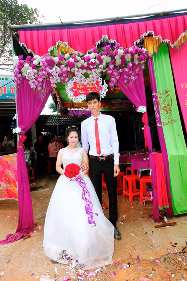 Trước đó, tại Phú Thọ đám cưới của chàng trai cao 1m83 và cô dâu 1m39 cũng được chia sẻ rất nhiều trên mạng xã hội. Điều này chứng tỏ những cặp 'đũa lệch' thường có sức hút mạnh mẽ với nhau. Chúng ta cùng chúc phúc cho những cặp đôi này nhé! Mời quý độc giả xem video Đám cưới của chú rể cao 80cm và cô dâu 165cm - Nguồn: Hóng hớt chuyện showbiz@Youtube 
