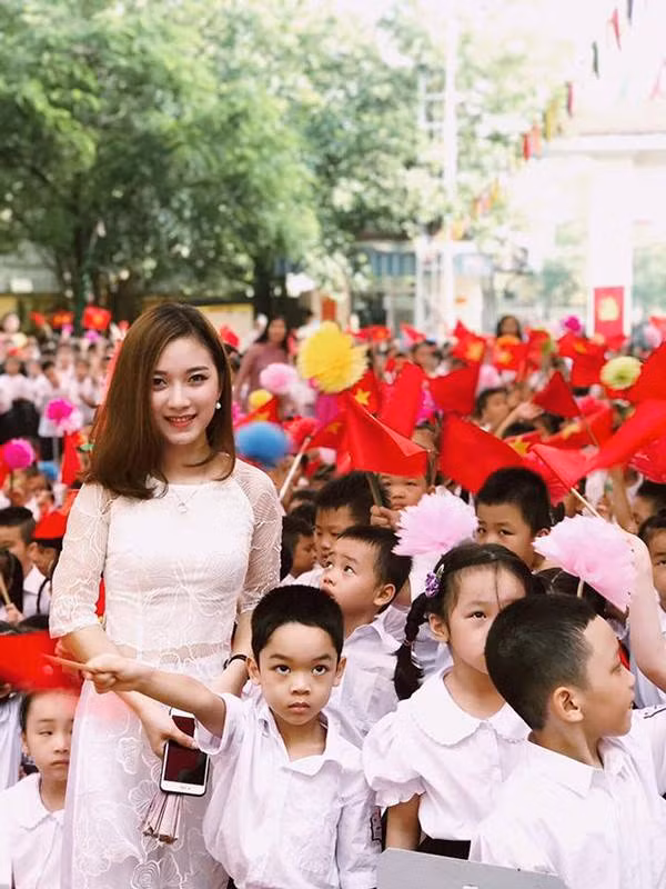 Chiều 25.7, một status của phụ huynh đưa con vào lớp 1 ở trường tiểu học Tân Định (Hà Nội) được đưa lên một trang mạng xã hội của giới trẻ kể lại ấn tượng về cô giáo xinh đẹp của con. Đi kèm với đó là hình ảnh cô giáo trẻ trung xinh đẹp trong lớp học với các bé mới vào lớp 1. Status này đã gây nên một cơn "bão mạng” khiến nhiều người tìm kiếm thông tin về cô giáo xinh đẹp này. Cộng đồng mạng đã tìm ra ngay thông tin về cô giáo này. Đó là cô giáo Bùi Thúy Ngân. Sinh năm 1991, cô giáo trẻ Bùi Thúy Ngân đã có 5 năm đứng trên bục giảng. Không chỉ xinh đẹp, cô giáo Thúy Ngân còn thường xuyên lọt vào ống kính phụ huynh bởi những cử chỉ, hành động đẹp đối với học sinh của mình.