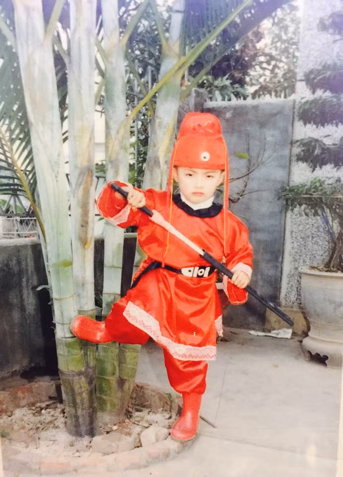 Bởi lúc nhỏ, ai cũng thích bắt chước làm Triển Chiêu, Ngũ A Ca, siêu nhân Gao biến hình... Và những kỉ niệm đẹp đẽ ấy lại càng khó phai hơn khi được lưu giữ lại trong những tấm ảnh được ba mẹ chụp lại.