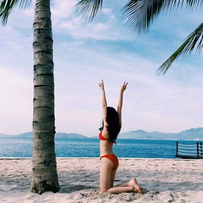 Cô nàng chuyển hẳn sang phong cách gợi cảm, quyến rũ.