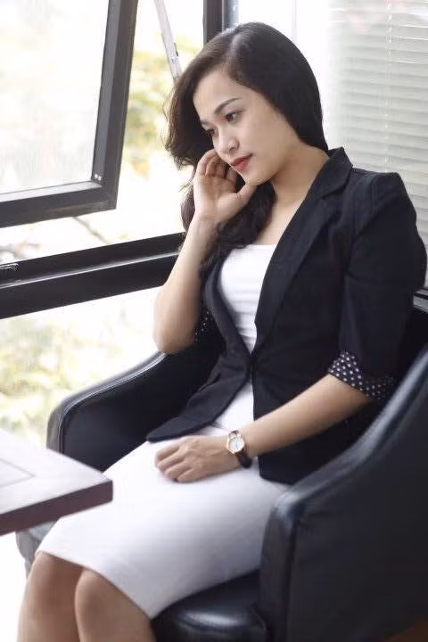 Cô giáo trong clip được xác minh tên là Lê Thủy Tiên - sinh năm 1992, hiện công tác tại một trung tâm đào tạo kỹ năng sống tại Hải Phòng. Thủy Tiên thường xuyên tham gia giảng dạy về giới tính cho học sinh THPT ở nhiều trường trên địa bàn. Trung bình mỗi ngày cô dạy 4-5 tiết. Được biết, cô giáo này vốn theo học ngành kế toán - kiểm toán ở Đại học Dân lập Hải Phòng, nhưng không thích gò bó ở văn phòng, nên cô đã lựa chọn công việc đòi hỏi sự năng động, hoạt bát phù hợp với sở thích của mình.