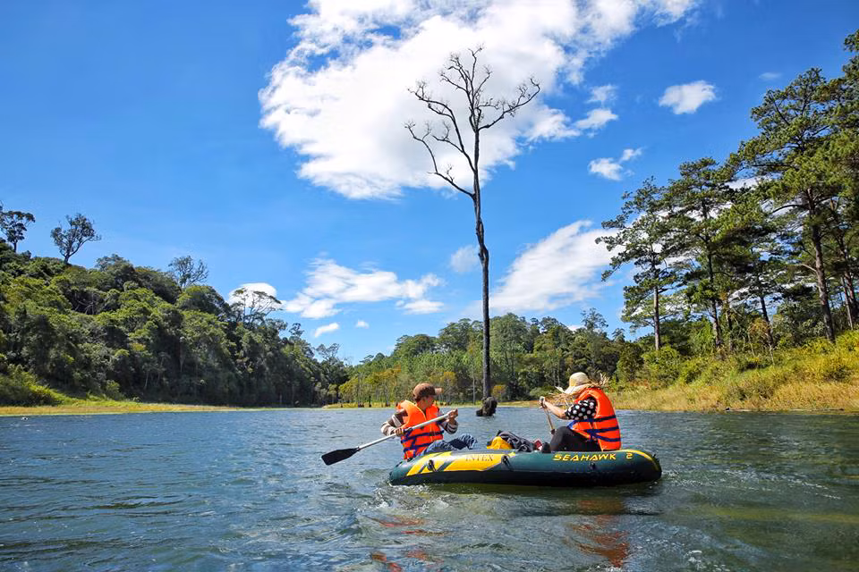 Di chuyển khoảng 6km, bạn sẽ tới khu rừng rộng, sau đó, hãy đi bộ vào sâu trong rừng bạn sẽ thấy những cây phong đỏ rực hiện ra trước mắt. Tuy nhiên, tiếp tục đi, sẽ là nhiều cây mọc nối tiếp nhau hơn với rất nhiều lá đã đổi màu.