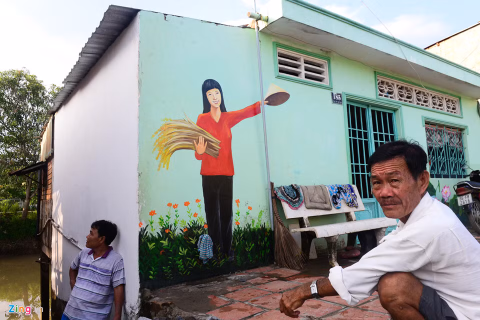 Một người dân nơi đây nói vui: "Từ lúc có cô gái đứng chào làm mấy ông đi gánh nước té hoài".