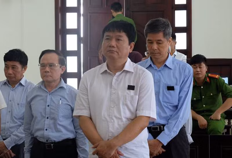 Bat ngo phan ung cua ong Dinh La Thang khi HDXX xet hoi