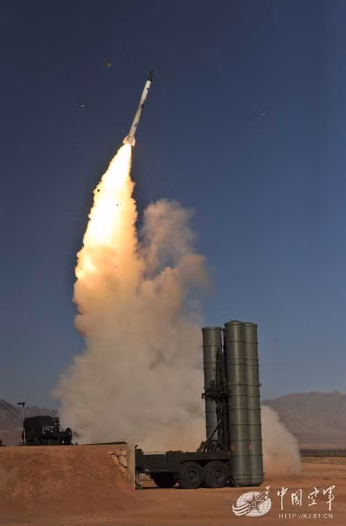Hệ thống S-300PMU2 có khả năng dẫn cùng lúc 12 tên lửa đánh chặn 6 mục tiêu cùng lúc (tỉ lệ 2 tên lửa/mục tiêu đảm bảo khả năng hạ mục tiêu cao).