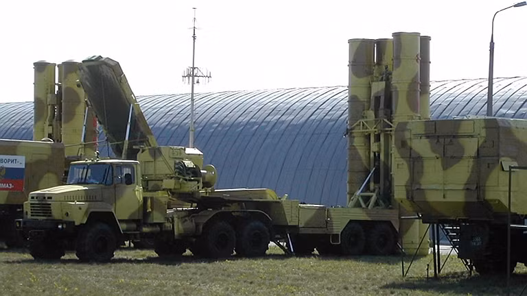 S-300PMU2 bao gồm nhiều thành phần chiến đấu, đảm bảo chiến đấu, hậu cần, ví dụ như xe phóng tự hành; radar điều khiển hỏa lực; radar trinh sát nhìn vòng mọi độ cao; hệ thống quản lý chiến đấu…Trong ảnh là bệ phóng tự hành 5P85TE-2 sử dụng khung gầm xe đầu kéo hạng nặng KRAZ-260.