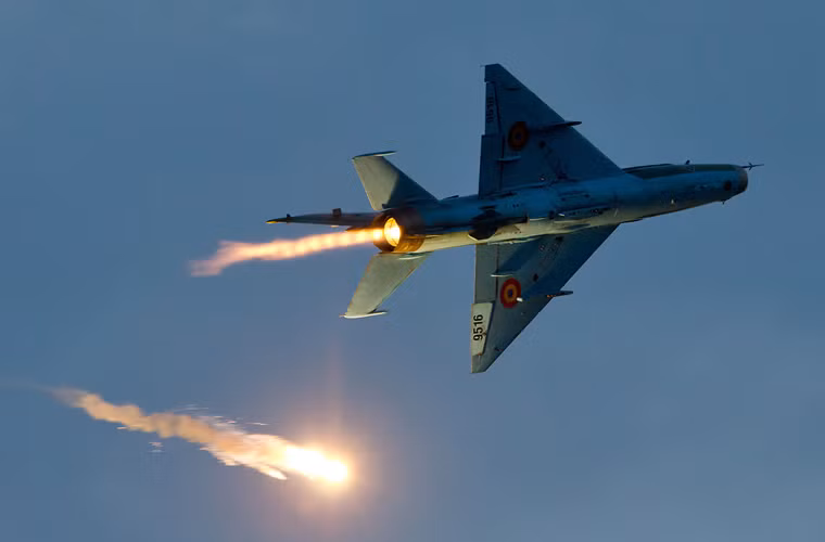 Sau nâng cấp, tiêm kích MiG-21 LanceR thay thế radar RP-21 tồi tệ bằng radar không chiến EL/M-2032 do Israel sản xuất, nâng cấp buồng lái với màn hình LCD, bổ sung khả năng không kích bằng vũ khí thông minh, có thể mang tên lửa đối không R-73 và Python III thế hệ mới...