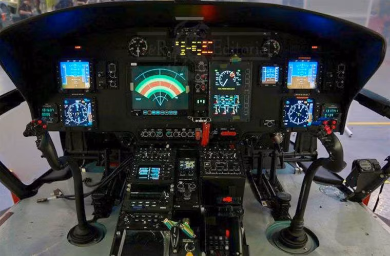 Buồng lái của AS565 Panther cũng rất hiện đại, về mức độ tiện nghi sang trọng thì vượt xa Ka-28 ASW. Theo đó, nó được trang bị 4 màn hình đa năng MFD, màn hình màu hiển thị thông tin chiến thuật 10,4 inch, box điều khiển ngư lôi...Trên máy bay còn có hệ thống radar báo động sớm TMV 011 Sherloc, thiết bị gây nhiễu hồng ngoại, bắn mồi bẫy tầm nhiệt...