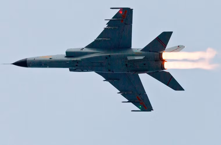 JH-7 trang bị động cơ phản lực Tây An WS-9 cho tốc độ bay tối đa Mach 1,75, bán kính chiến đấu 1.700km.