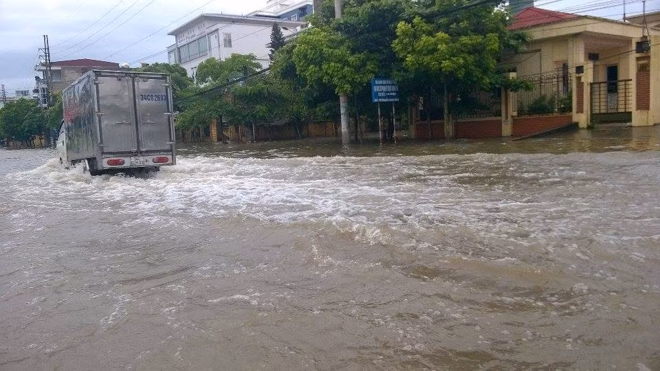 Sóng nước trên phố như ở biển khi ô tô đi qua.