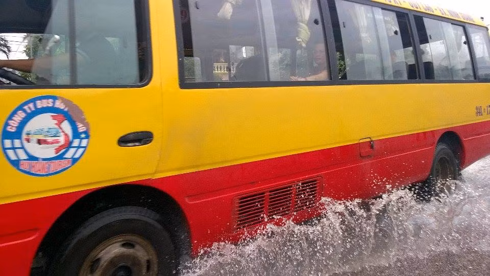 Mỗi lần có xe bus đi qua tuyến phố ngập lụt, người đi đường lại lãnh đủ do nước bắn lên tung tóe.