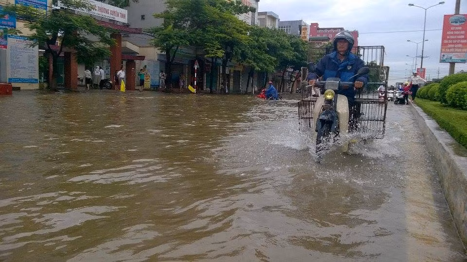 Cuộc sống của người dân bị đảo lộn khi việc đi lại gặp nhiều khó khăn.