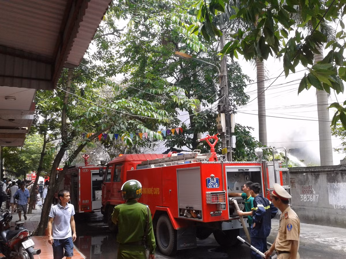 Sau ít phút, lực lượng cảnh sát PCCC được huy động đến hiện trường triển khai các biện pháp chữa cháy, phân luồng giao thông, giữ trật tự địa phương.