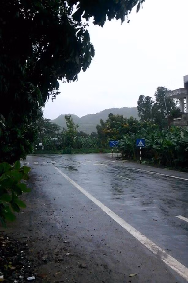 Bao so 1: Hang tram du khach Cat Ba song khong dien, nuoc