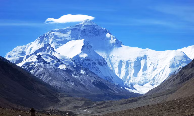 Bí ẩn trên đỉnh núi Everest Khi thời tiết dễ chịu, người ta luôn có thể nhìn thấy những đám mây hình lá cờ màu trắng sữa trên đỉnh núi Everest ở Tây Tạng. Tư thế đám mây trên đỉnh núi Everest rất đa dạng, đôi khi trông giống như những lá cờ tung bay trong gió, đôi khi giống như một làn sóng lớn; Đôi khi biến thành làn khói mảnh mai và duyên dáng. Do sự thay đổi của đám mây có thể phản ánh sự thay đổi của luồng không khí cao, đám mây cờ Mount Everest được gọi là "cánh quạt tối cao của thế giới".