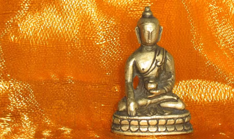 Bí ẩn Gterma Gterma là tác phẩm kinh điển được khai quật lại, được ẩn giấu bởi Phật tử Bon và Tây Tạng khi niềm tin tôn giáo của họ bị thảm họa. Gterma bao gồm sách, các vật linh thiêng và kiến thức. Phần kỳ diệu nhất là kiến thức. Nó đề cập đến Gterma chôn sâu trong ý thức của mọi người. Một số cảm hứng bí ẩn, kinh điển Phật giáo đã được viết hoặc ghi sâu vào tâm trí của cả những nông dân và người chăn gia súc mù chữ. Hiện tượng này là bí ẩn của Gterma (kinh điển Phật giáo Tây Tạng ẩn giấu).