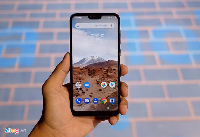 Nokia 6.1 Plus đang được giảm 1,2 triệu đồng, còn 4,8 triệu đồng. Máy có màn hình 5,8 inch Full HD, phần viền màn hình được làm khá mỏng. Nokia 6.1 Plus được trang bị chip Snapdragon 636, RAM 4 GB và bộ nhớ trong 64 GB. Model này nằm trong dự án Android One nên sẽ được cập nhật những phiên bản Android mới nhất.
